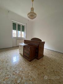 Comó, comodini, specchiera, lampadario, spalliera