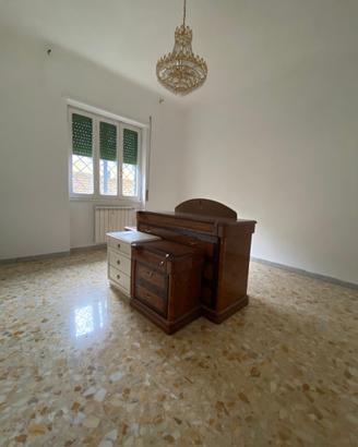 Comó, comodini, specchiera, lampadario, spalliera