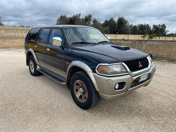 stupendo MITSUBISHI PAJERO AUTOCARRO