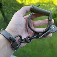 Antiche manette in ferro battuto numerate + chiave