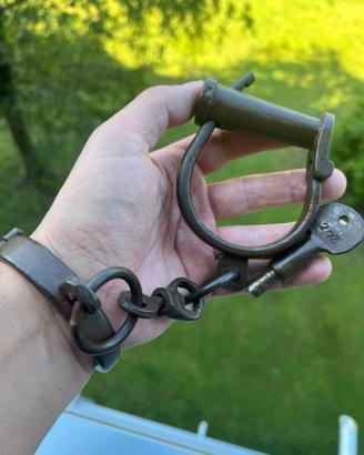 Antiche manette in ferro battuto numerate + chiave