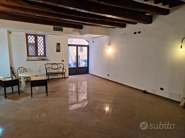 Centro storico Vicolo Cellini locale commerciale