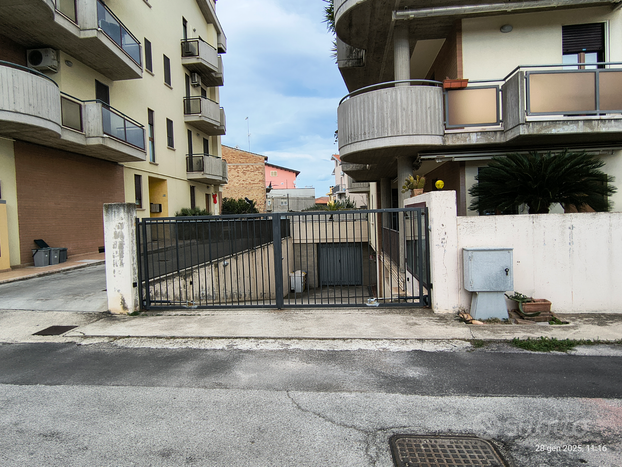 Box auto, condominio via delle ginestre