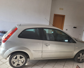 Ford fiesta 3 porte grigio chiaro