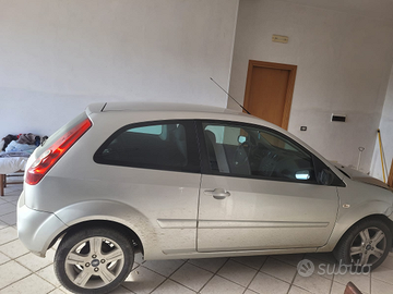 Ford fiesta 3 porte grigio chiaro