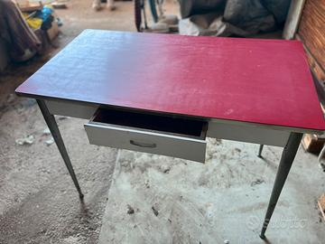 Tavolo rosso in formica