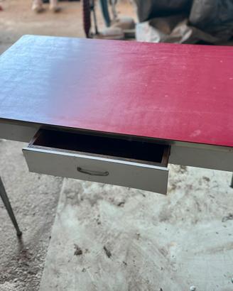Tavolo rosso in formica