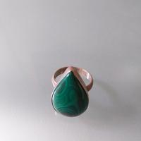 anello in argento con pietra a goccia colo verde