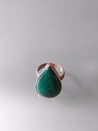 anello in argento con pietra a goccia colo verde