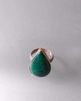 anello in argento con pietra a goccia colo verde