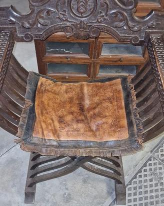 Sedia Savonarola antica in legno intagliato