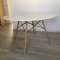 Tavolo bianco con struttura in legno e metallo