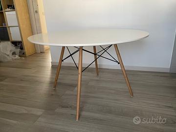 Tavolo bianco con struttura in legno e metallo