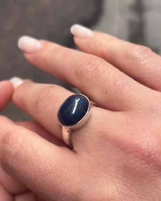 Anello argento e pietra zaffiro idrotermale