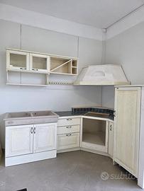 Cucina Treante in puro legno ad angolo