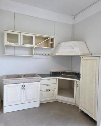 Cucina Treante in puro legno ad angolo