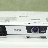 Proiettore Epson Full HD 1920x1080 forte luce