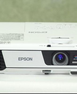 Proiettore Epson Full HD 1920x1080 forte luce