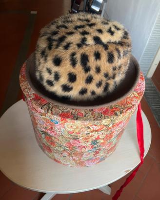 Cappello con pelo maculato