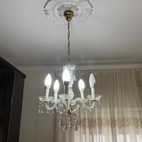 Lampadario classico stile veneziano in cristallo.