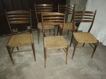 Sedie rustiche in legno e corda intrecciata