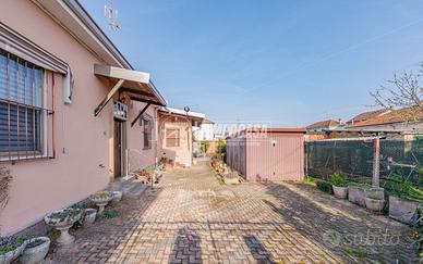 VILLA SU UNICO LIVELLO CON DOPPI SERVIZI E GIARDIN
