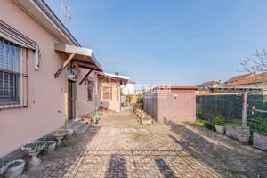 VILLA SU UNICO LIVELLO CON DOPPI SERVIZI E GIARDIN