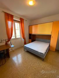 Stanza ampia arredata per studenti o lavoratori