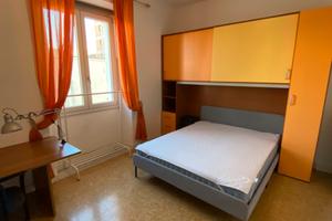 Stanza ampia arredata per studenti o lavoratori