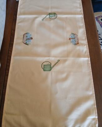 Centrotavola con disegni ricamati