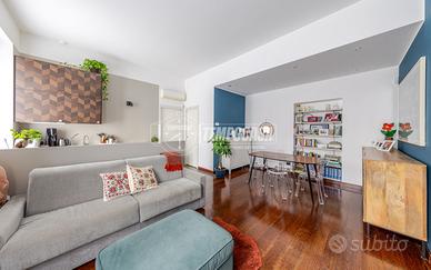 AMPIO BILOCALE IN STABILE D'EPOCA