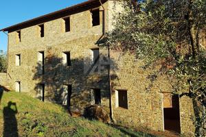 Rustico / Casale di 2610 m² con più di 5 locali a 