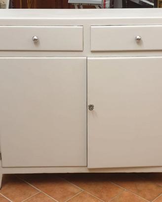 Credenzina, con piccola profondità.