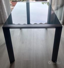 Tavolo con piano in vetro