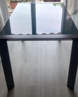 Tavolo con piano in vetro