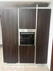 Cucina e parete attrezzata con tavolo e 4 sedie