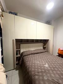 Armadio a ponte con letto matrimoniale contenitore