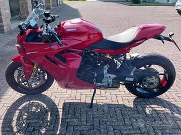 Supersport 950s con accessori