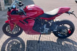 Supersport 950s con accessori