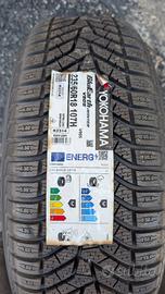 4 Pneumatici 235/60 R18 Yokohama Bluearth Winter V