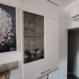 Coppia di vetrinette in legno e vetro con luci Led