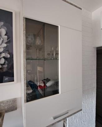 Coppia di vetrinette in legno e vetro con luci Led