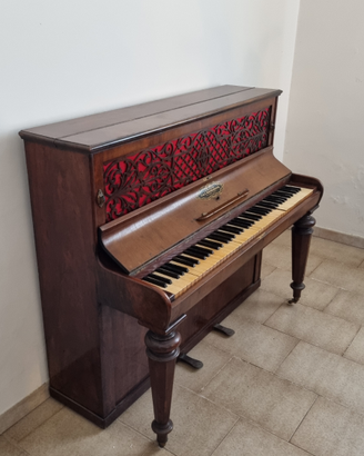 Pianoforte d'epoca intagliato