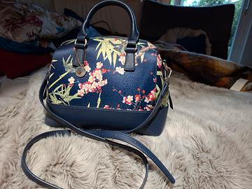 borsa primaverile capiente tracolla e maici a mano