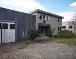 Immobile in asta di 401 m² con più di 5 locali a M