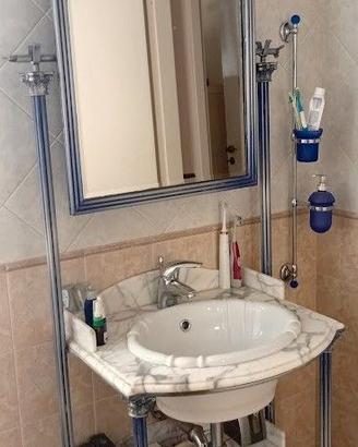 mobile bagno con lavello e specchio