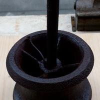 Piccola ruota antica  in ferro battuto