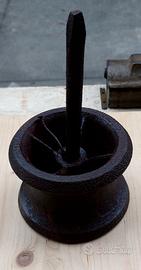 Piccola ruota antica  in ferro battuto