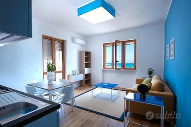 Casa blu con vista mare
