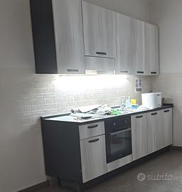  cucina con elettrodomestici